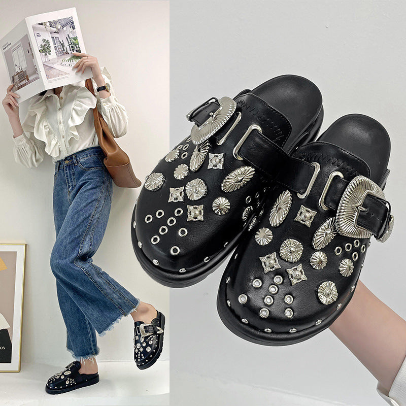 Damen nan verzierte Schlupf-Clogs mit metallischen Conchos, großer Zierschnalle und ergonomischem Fußbett