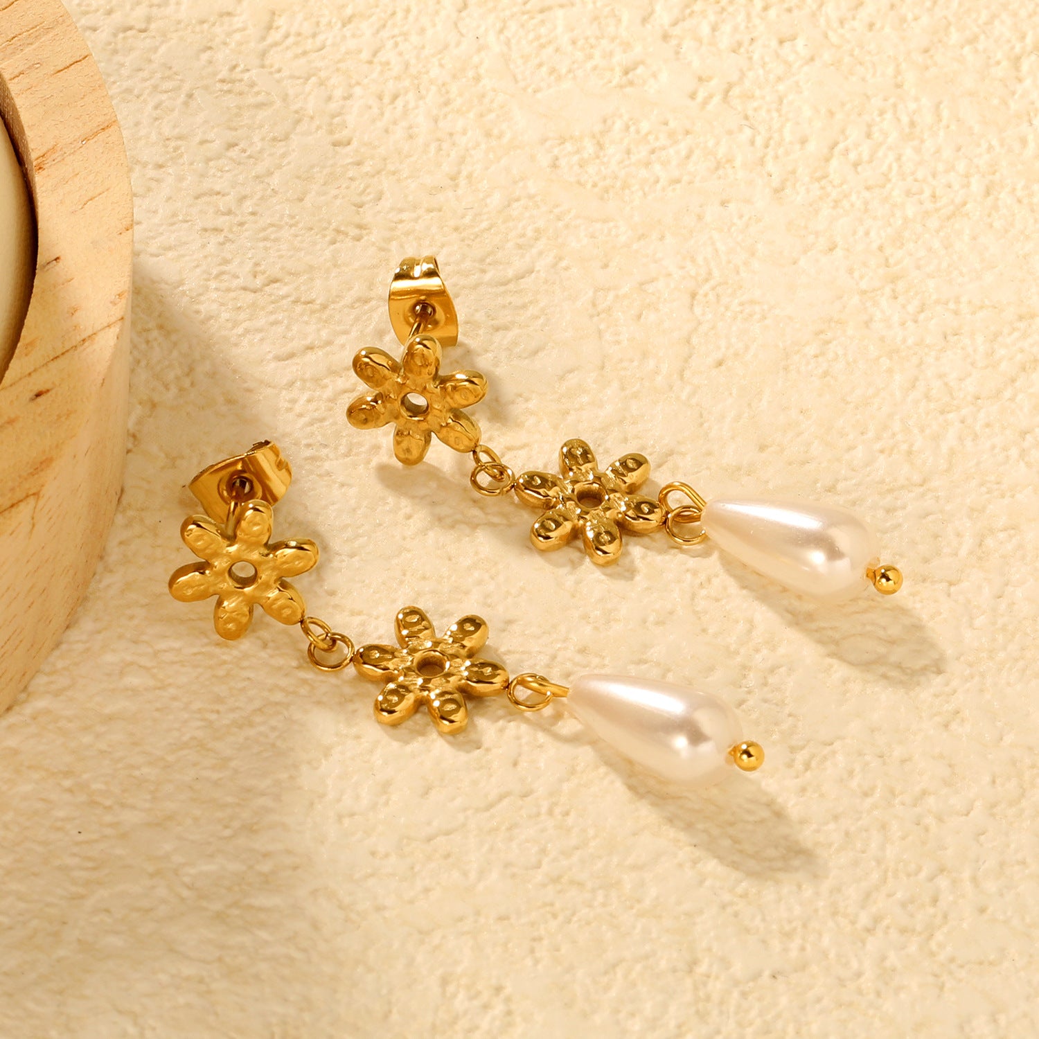 Damen lange Ohrstecker mit floralem Design und Perlenakzenten Shop Nory