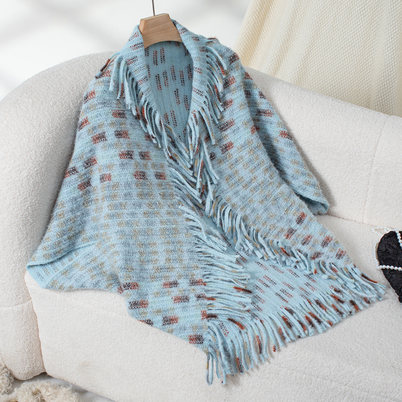 Damen eleganter Poncho mit fransigen Details und modernem Karomuster