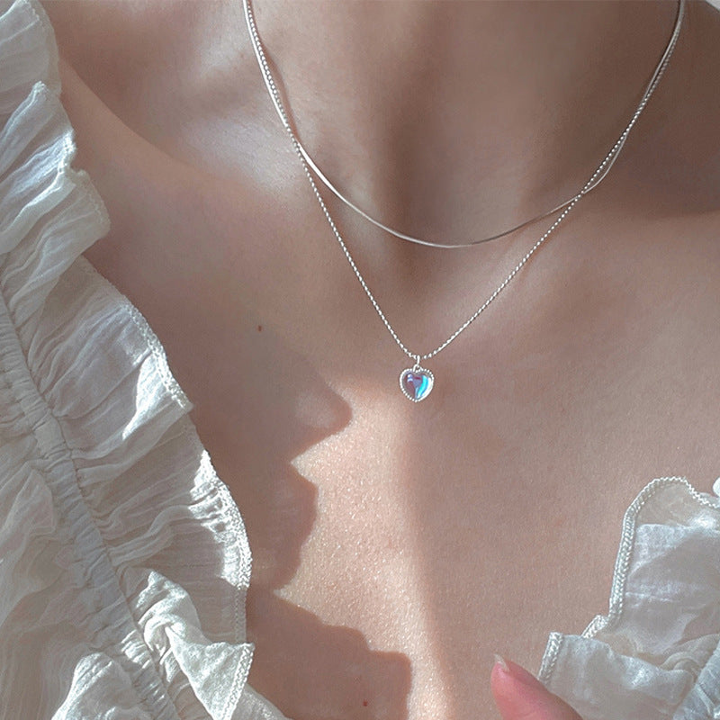 Damen Halskette mit verspieltem Herzanhänger und floralem Detail Shop Nory