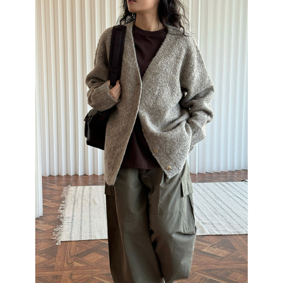 Damen Boxy‑Cardigan aus fluffigem Bouclé‑Wollmix mit tiefem V und Knopfleiste Shop Nory