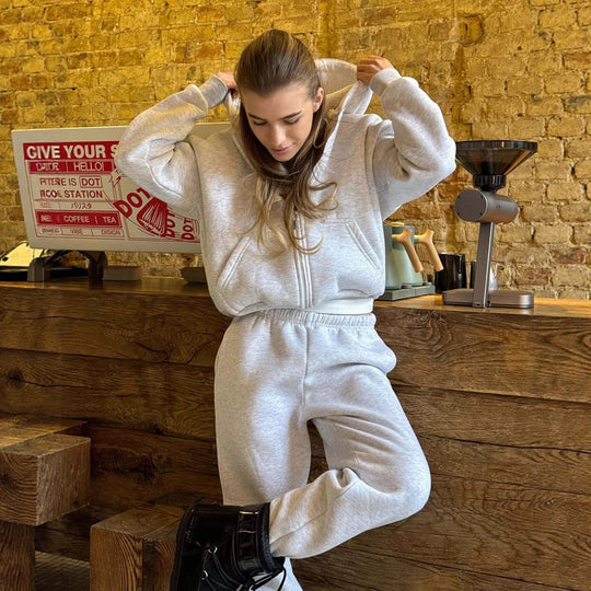 Damen kurzes Reißverschluss-Hoodie mit Kängurutasche und gerader High-Waist-Jogginghose Shop Nory