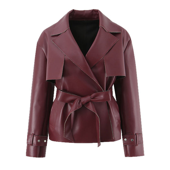 Damen Taillierte kurze Trenchjacke mit Bindegürtel und Cape-Detail aus veganer Lederoptik Shop Nory