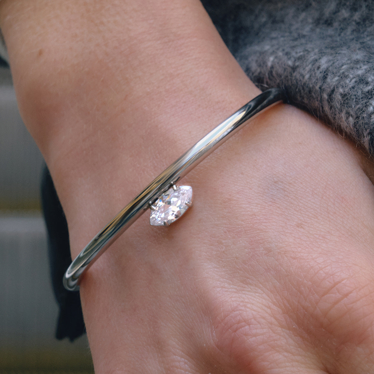 Damen Offenes Armreif mit glanzvollem Zirkoniakristall Shop Nory