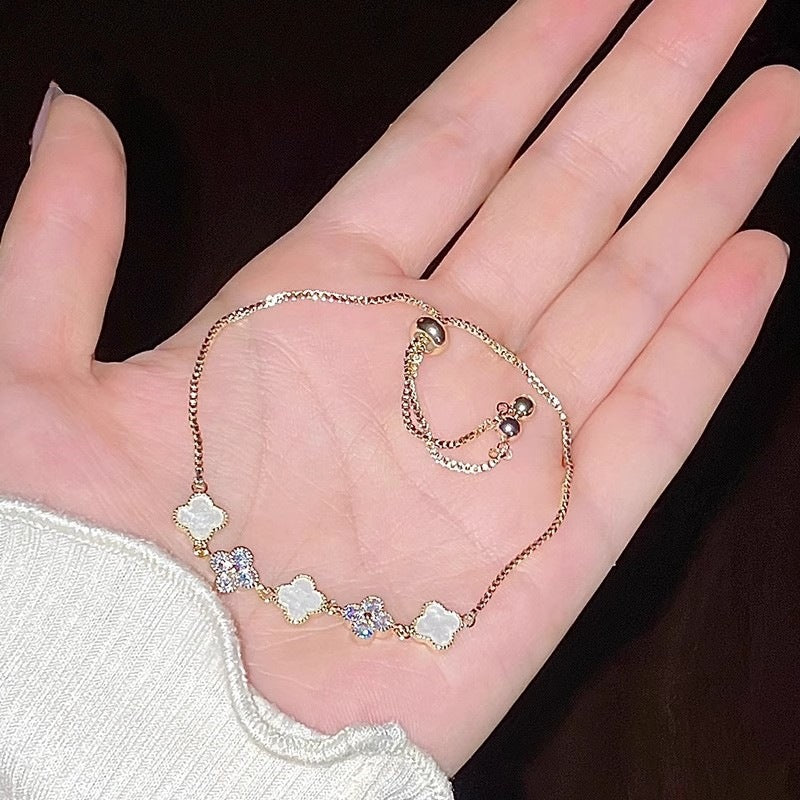 Damen zartes Armband mit funkelnden Blütenmotiven und hochwertiger Verarbeitung Shop Nory