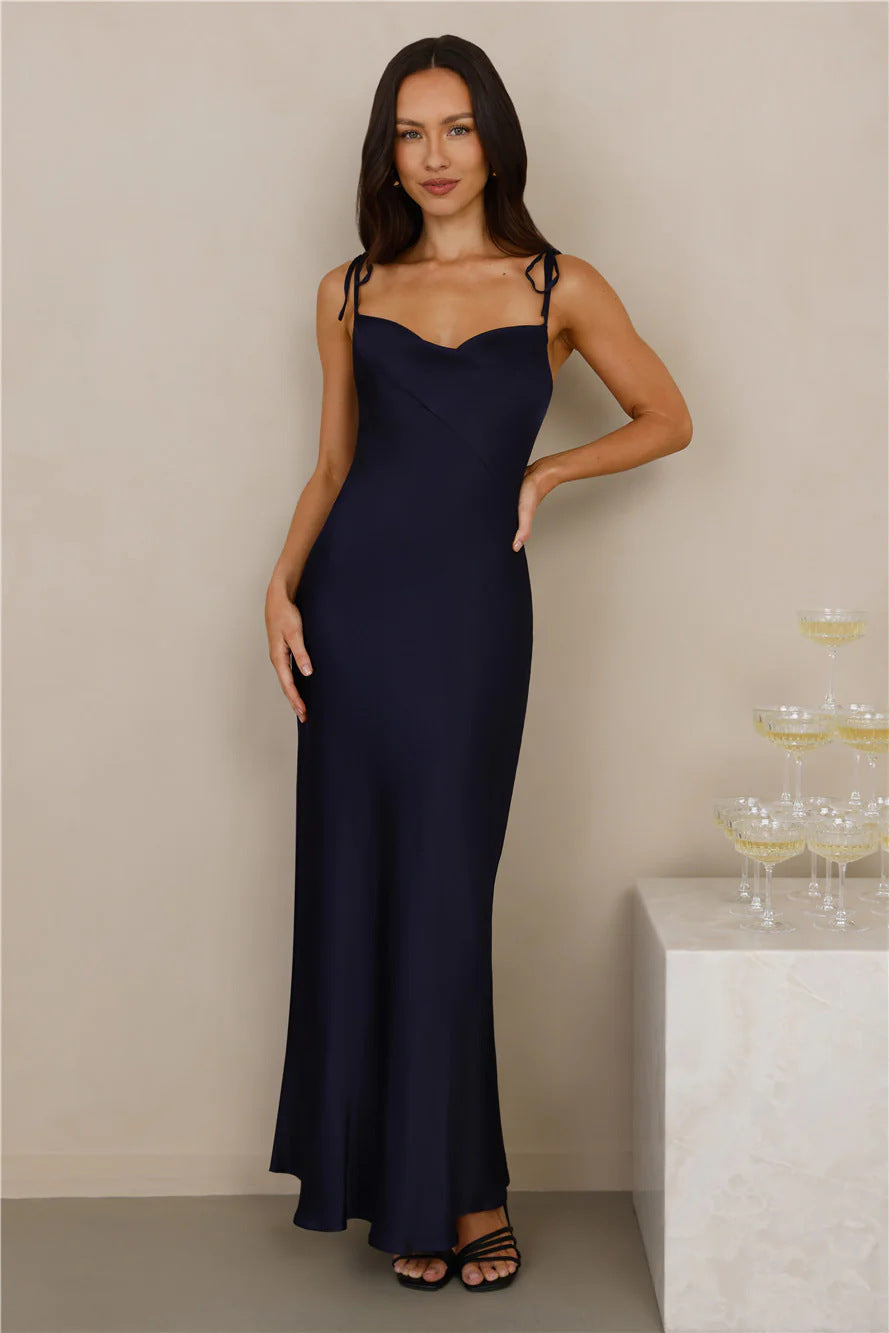 Damen Elegantes Satin-Maxikleid mit verstellbaren Trägern und figurbetontem Schnitt Shopnory