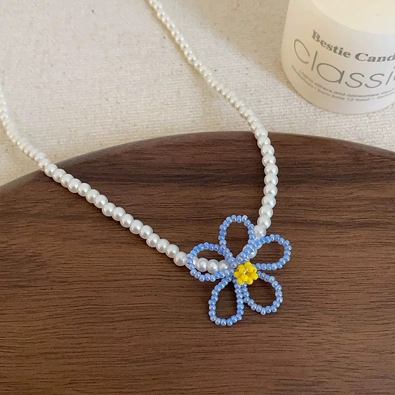 Damen Halskette mit verspieltem Blumendesign und edlen Perlenakzenten Shop Nory