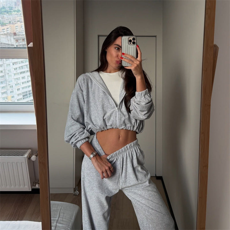 Damen cropped Kapuzen-Zipjacke mit gerafftem Elastiksaum und hochtaillierter Relax-Hose aus softem Sweat Shop Nory