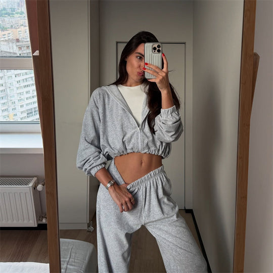Damen cropped Kapuzen-Zipjacke mit gerafftem Elastiksaum und hochtaillierter Relax-Hose aus softem Sweat Shop Nory