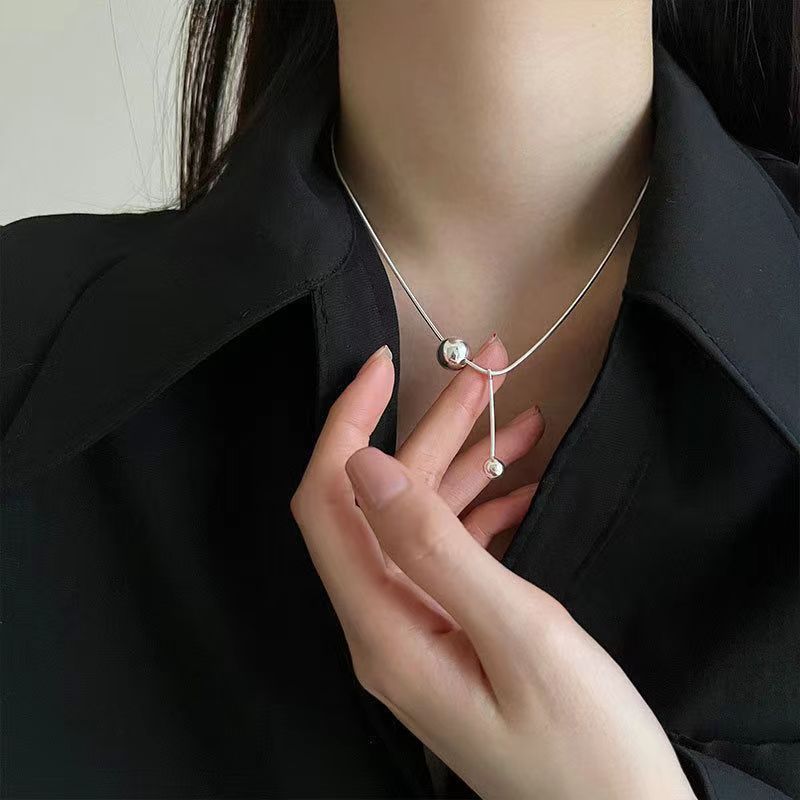 Damen Halskette mit innovativem Längsdesign und modernen Akzenten Shop Nory