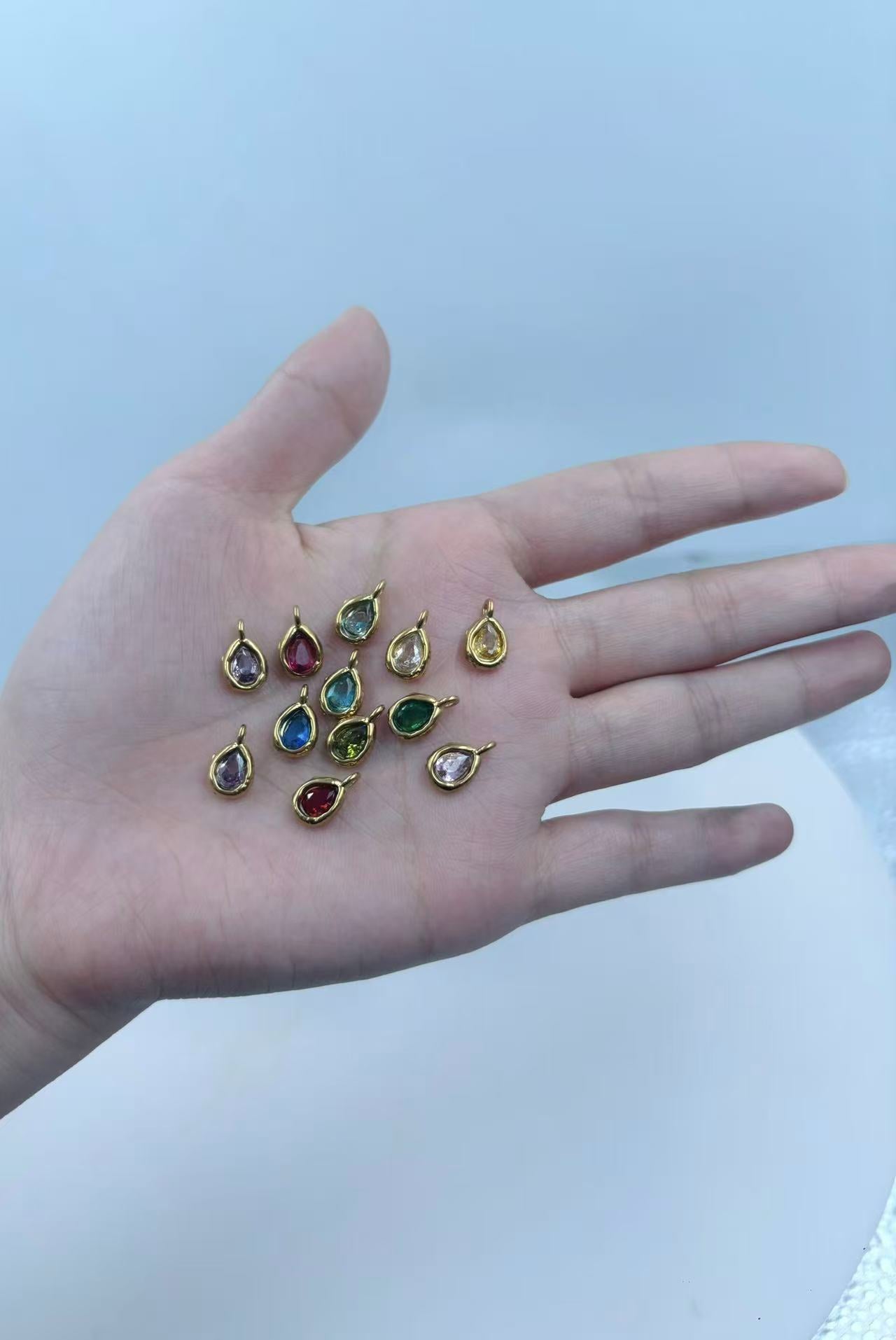Damen Anhänger mit tropfenförmigem Design und bunten Edelsteinakzenten Shop Nory