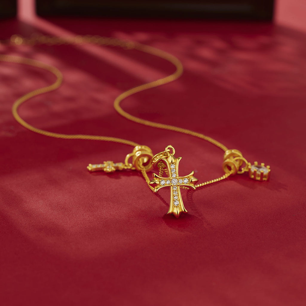 Damen Halskette mit kunstvollen Kreuz-Anhängern und funkelnden Zirkonia Shop Nory