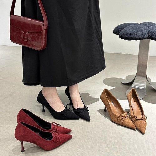 Damen Spitz zulaufende Wildleder‑Pumps mit skulpturiertem Kittenabsatz und Zierknoten Shop Nory