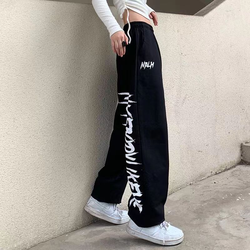 Damen nan locker geschnittene Wide‑Leg Jogginghose mit hohem Bund und markantem Seitenschriftzug Shop Nory