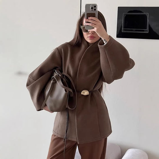 Damen Kurzjacke mit Wickelverschluss, taillierendem Ledergürtel und Muschelschließe Shop Nory