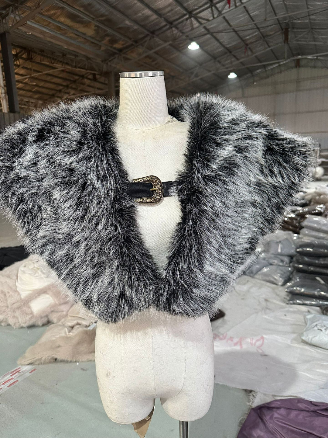 Herren historisch inspiriertes Kunstfell‑Schultercape mit Lederriemen Shop Nory