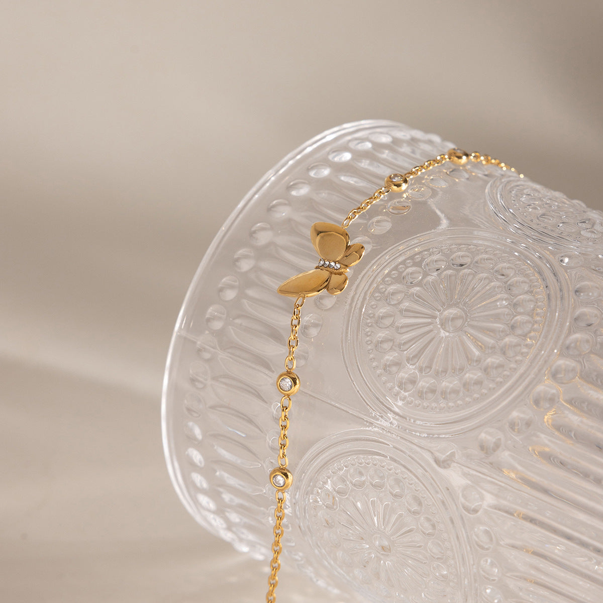 Damen Armband mit filigranem Schmetterlingsdesign aus hypoallergenem Edelstahl Shop Nory