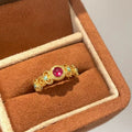 Damenring mit kunstvollem Design und buntem Edelstein Shop Nory
