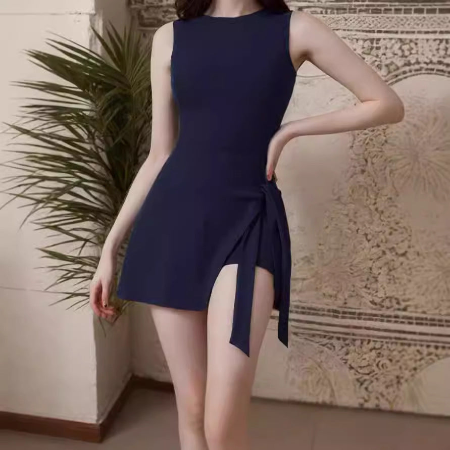 Damen Bademode mit asymmetrischer Drapierung und seitlichem Bindegürtel