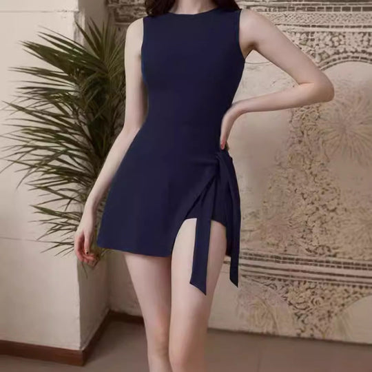 Damen Bademode mit asymmetrischer Drapierung und seitlichem Bindegürtel