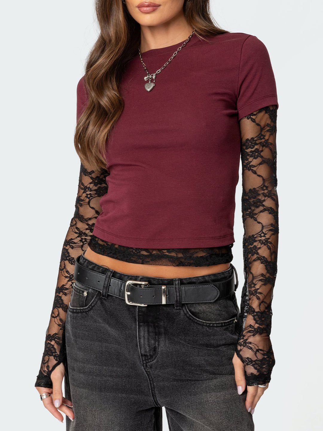 Damen Kurzgeschnittenes T‑Shirt mit transparenten Spitzenärmeln Shop Nory
