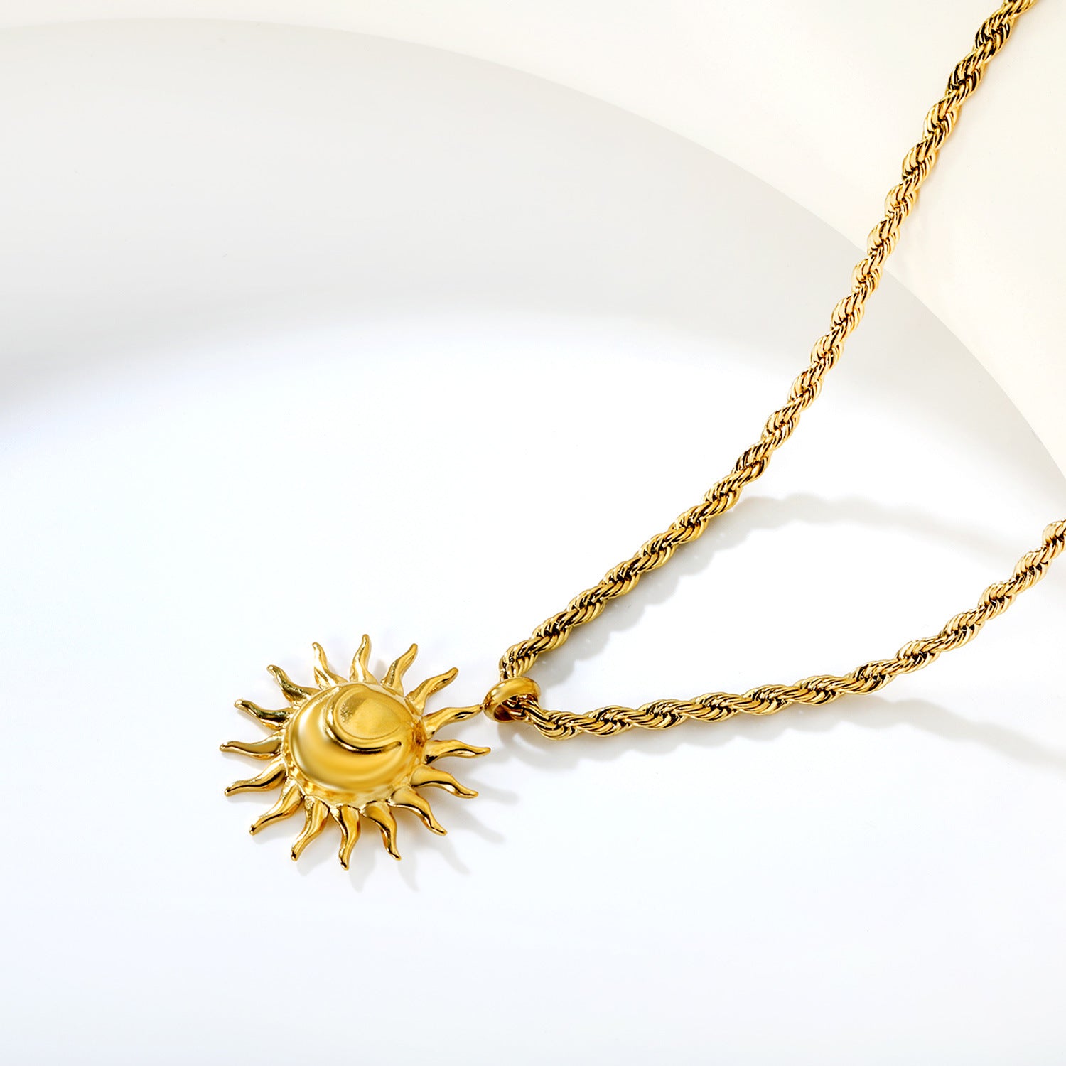 Damen Halskette mit kunstvollem Sonnenanhänger aus hochwertigem Edelstahl und verstellbarem Kettendesign Shop Nory