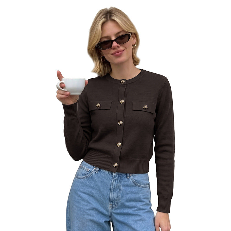 Damen Kurzgeschnittener Feinstrick-Cardigan mit Zierpatten und goldfarbenen Knöpfen Shop Nory
