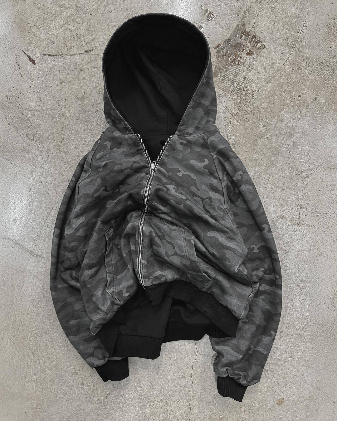Unisex Kapuzen-Sweatjacke mit Kunstfellfutter, verkürztem Schnitt und Kreuz-Reißverschluss Shop Nory