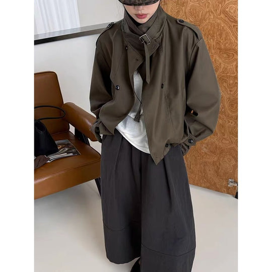 Damen Kurztrenchcoat im Boxy-Cut mit doppelreihiger Knopfleiste und Stehkragen Shop Nory