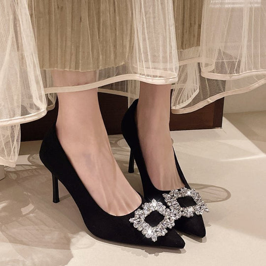 Damen elegante Pumps mit funkelndem Schmuckdetail
