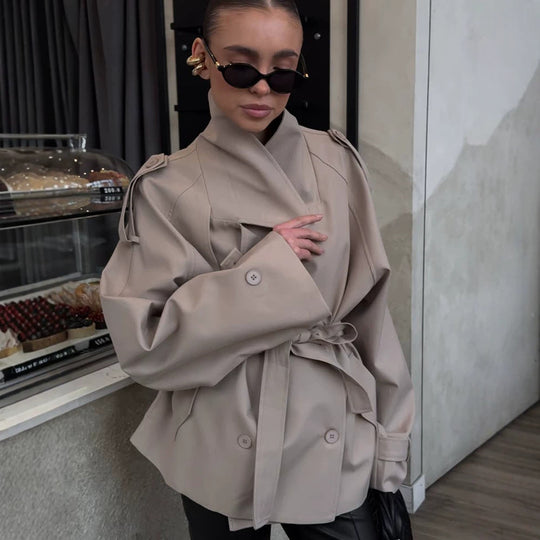 Damen Kurztrench mit weitem Stehkragen, Schulterklappen und Taillengürtel Shop Nory