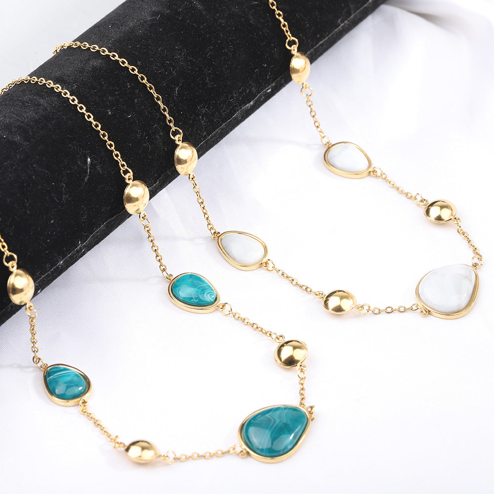 Damen Halskette mit eleganten, asymmetrischen Anhängern und feiner Kettenstruktur Shop Nory