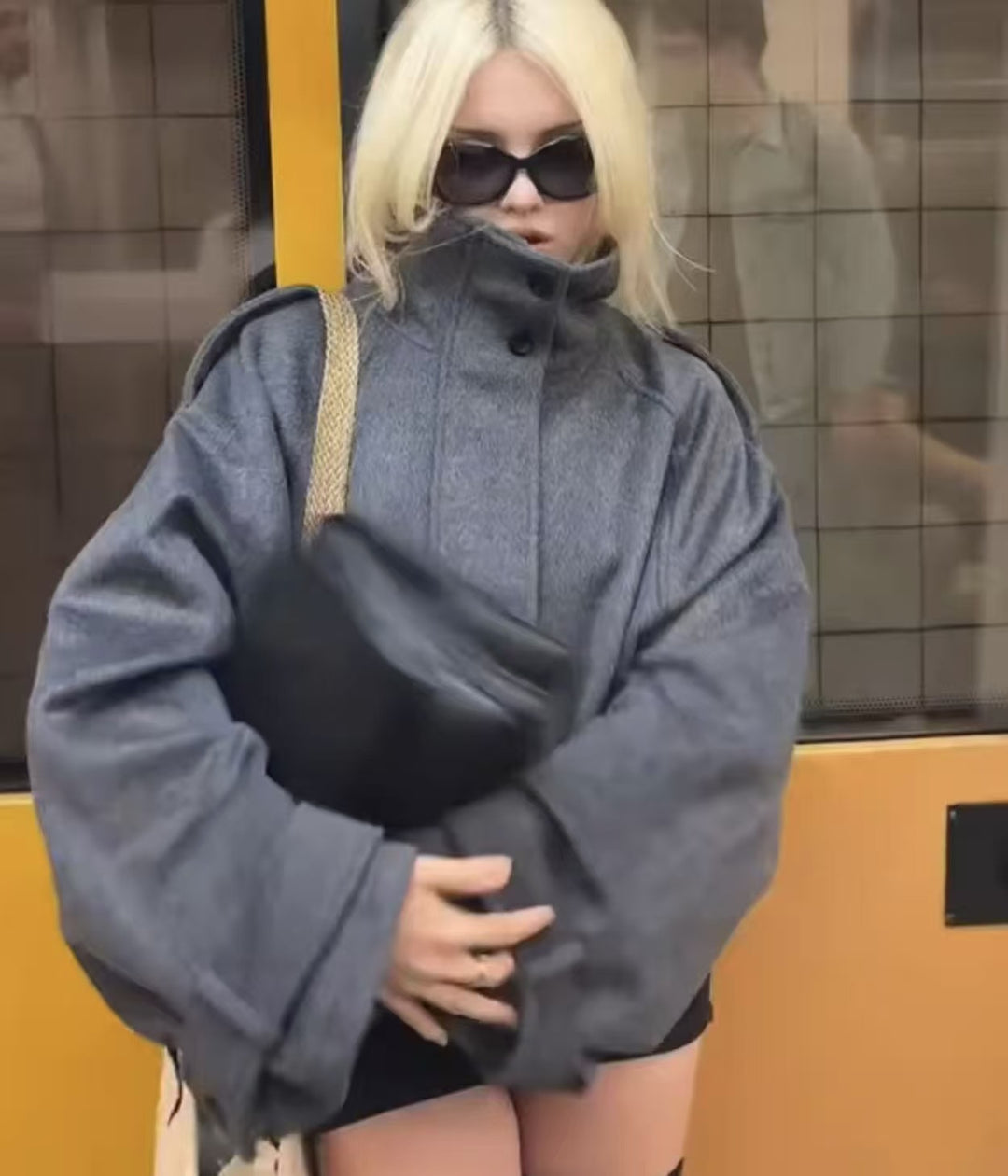 Damen Kurzmantel im Cape‑Look mit hohem Stehkragen, Epauletten und weiten Raglanärmeln Shop Nory