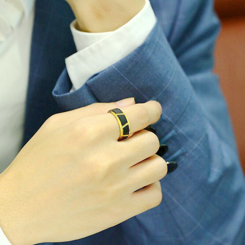 Herren Ring mit modernem, geometrischem Design und mattem Oberflächenfinish Shop Nory