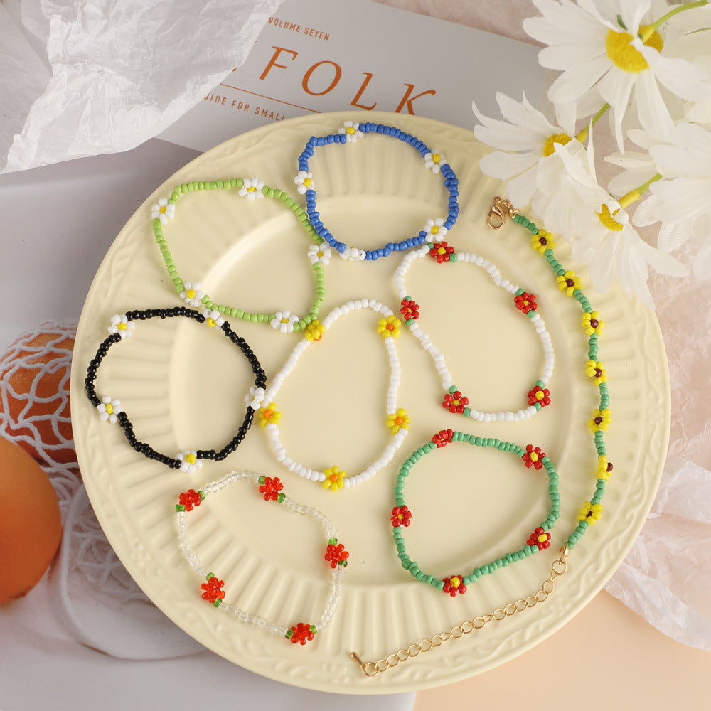 Damen modisches und verspieltes Perlenarmband mit floralem Akzent Shop Nory