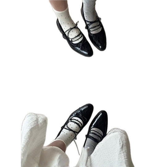 Damen Gepolsterte Mary-Jane Ballerina in Steppoptik mit Lackfinish und zarten Schnürriemen Shop Nory