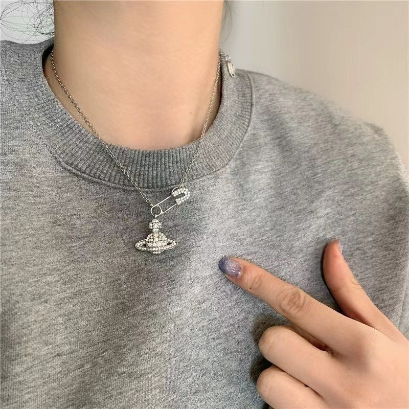 Damen Kette mit funkelndem Sicherheitsnadel-Anhänger und zarten Kristall-Details Shop Nory
