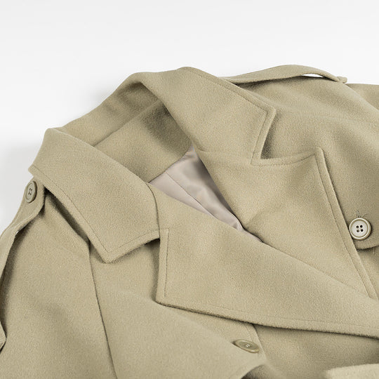 Damen Langer taillierter Trenchcoat mit Bindegürtel, Schulterpatten und doppelreihiger Knopfleiste Shop Nory
