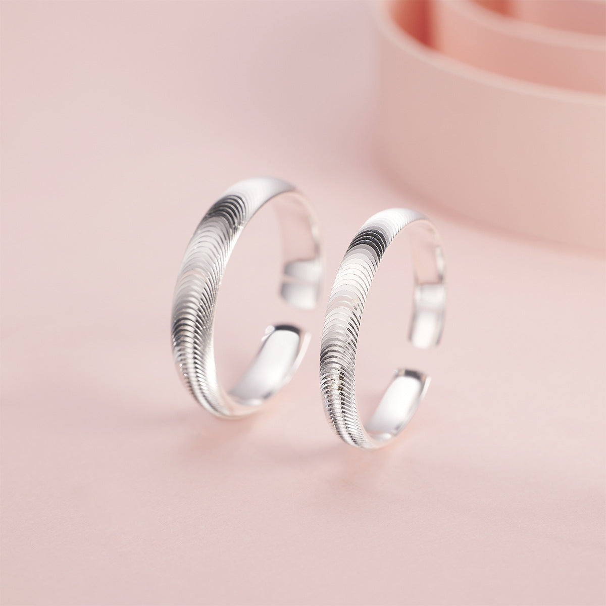 Damen Armreif aus hochwertigem Edelstahl mit modernem Wellendesign Shop Nory