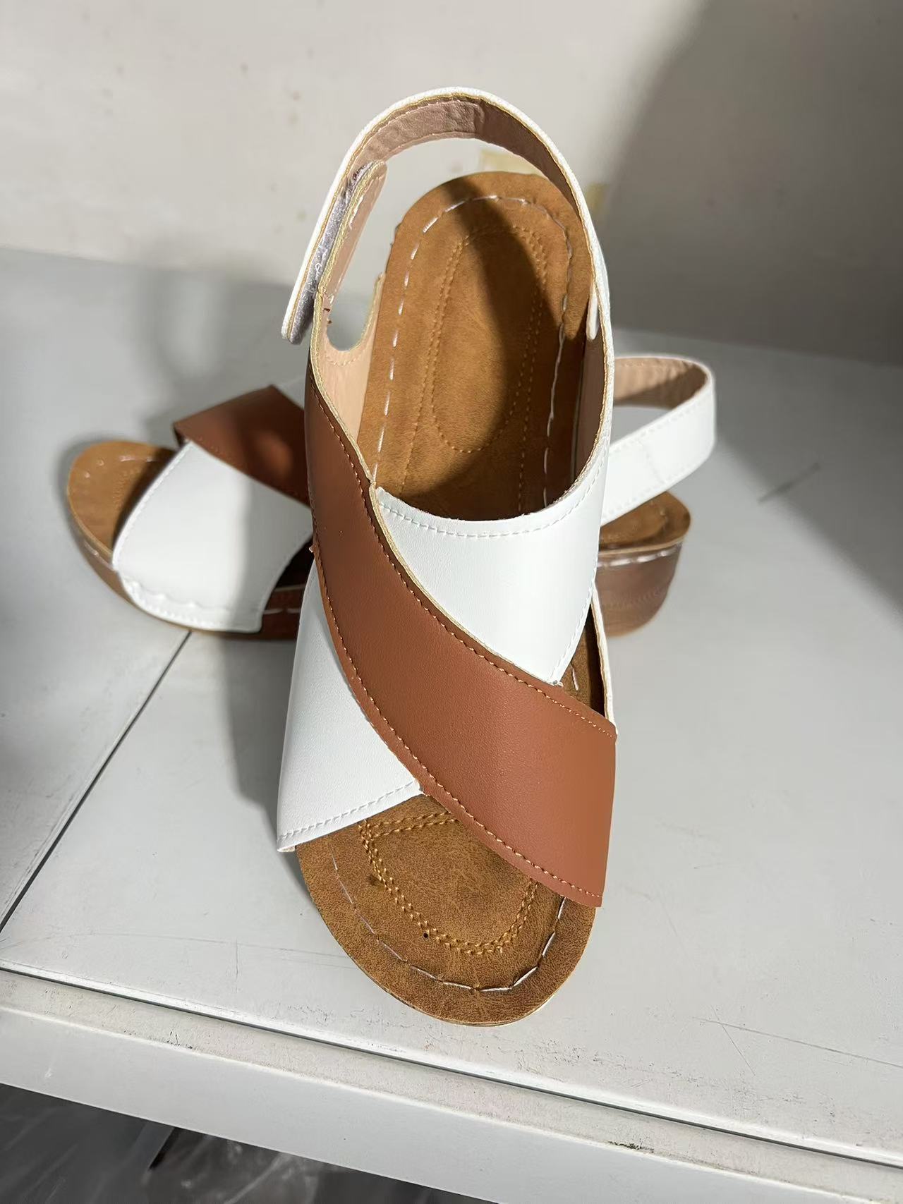 Damen modische Sandalen mit verstellbarem Riemen und anatomischem Fußbett Shopnory