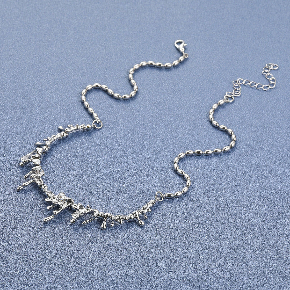 Damen Halskette mit skulpturalen Detailformen und funkelnden Zirkonia Shop Nory