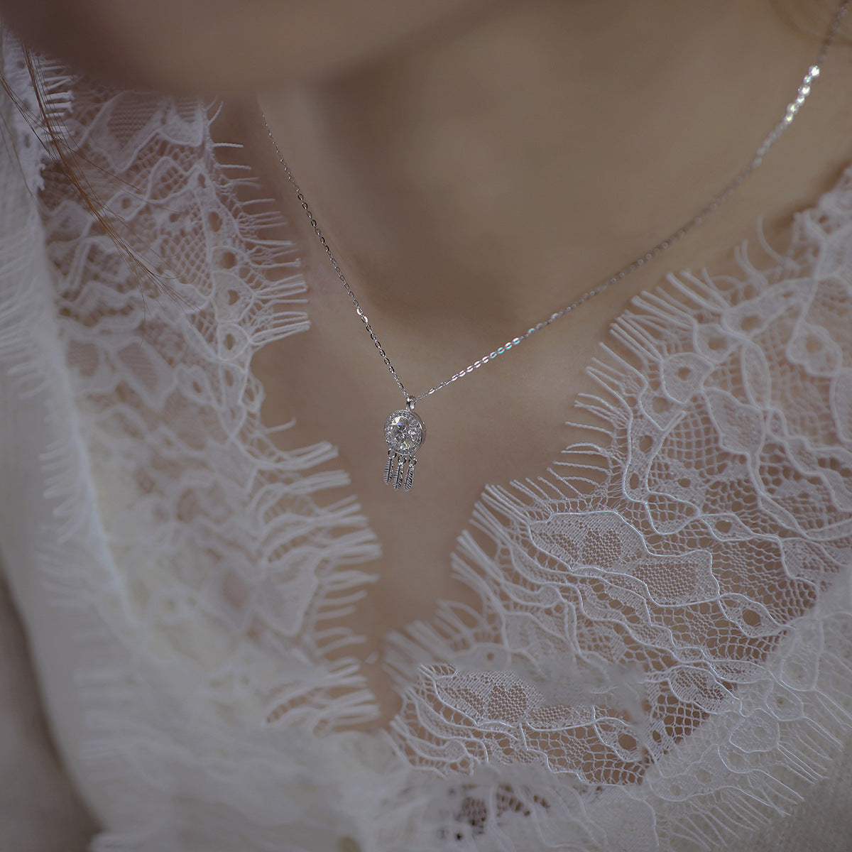 Damen elegante Halskette mit traumhaftem Federmotiv Shop Nory