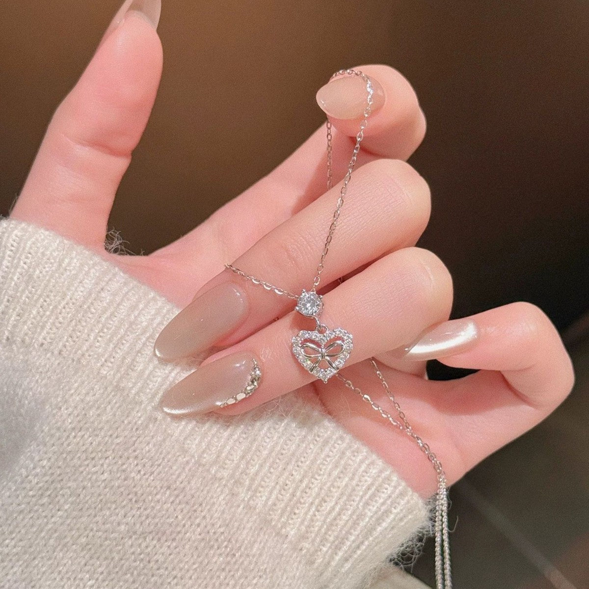 Damen Halskette mit herzförmigem Anhänger und zartem Schmetterlingsdesign Shop Nory