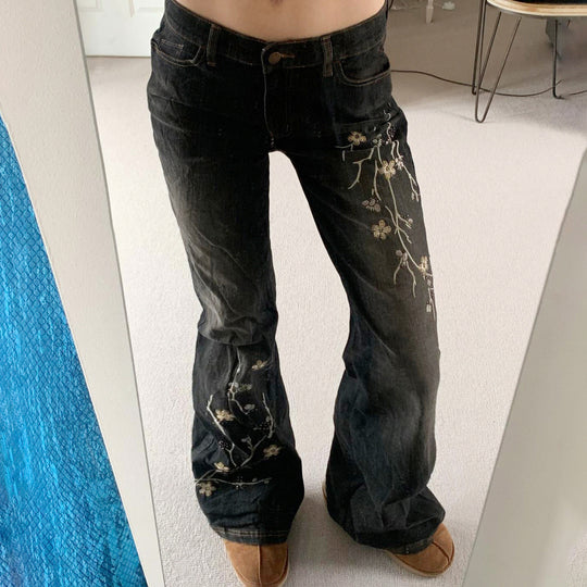 Damen nan taillierte Schlaghose-Jeans mit floraler Stickerei, Stretchdenim und Five-Pocket-Schnitt Shop Nory