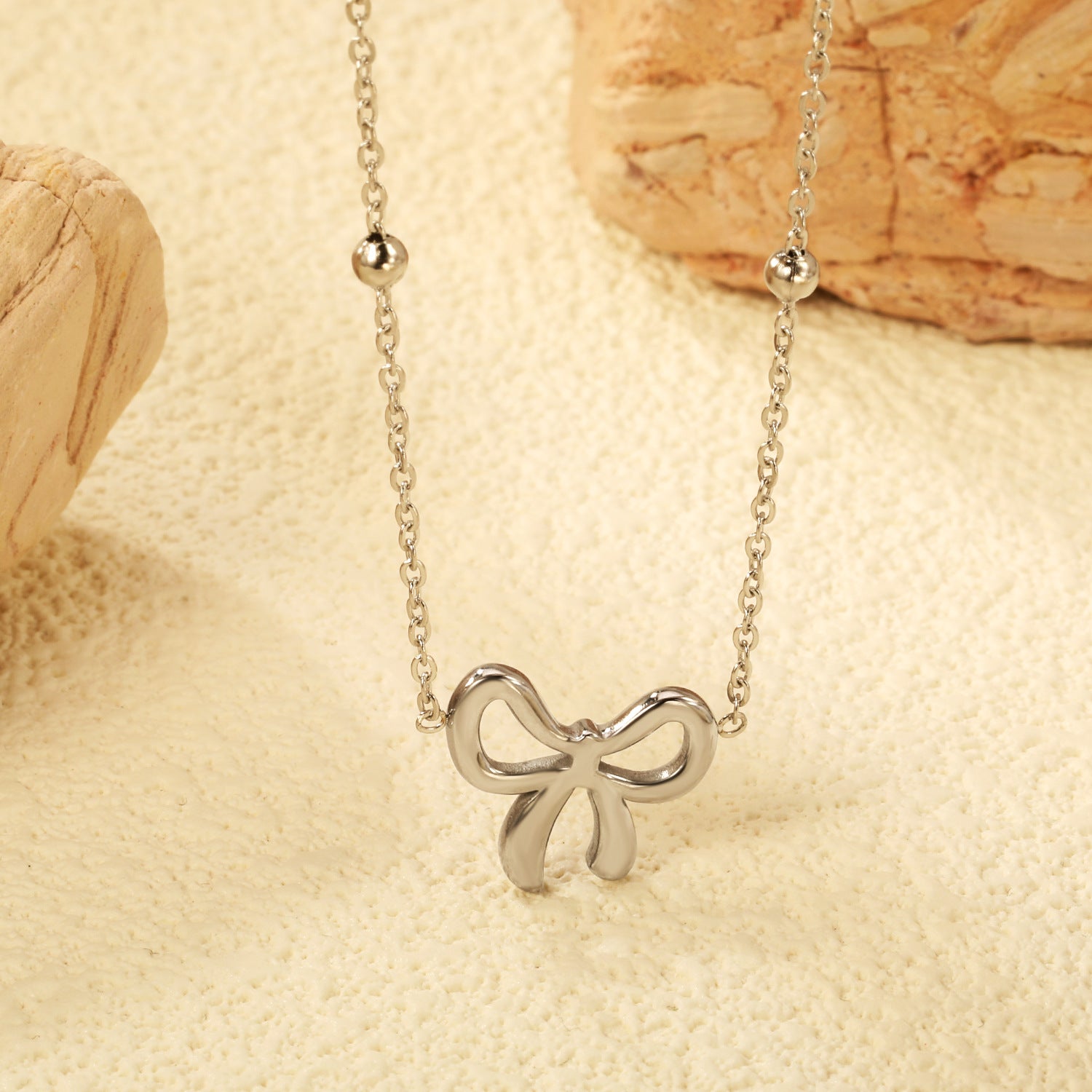 Damen Halskette mit hochwertigem goldplattierten Schleifenanhänger und verstellbarem Design Shop Nory