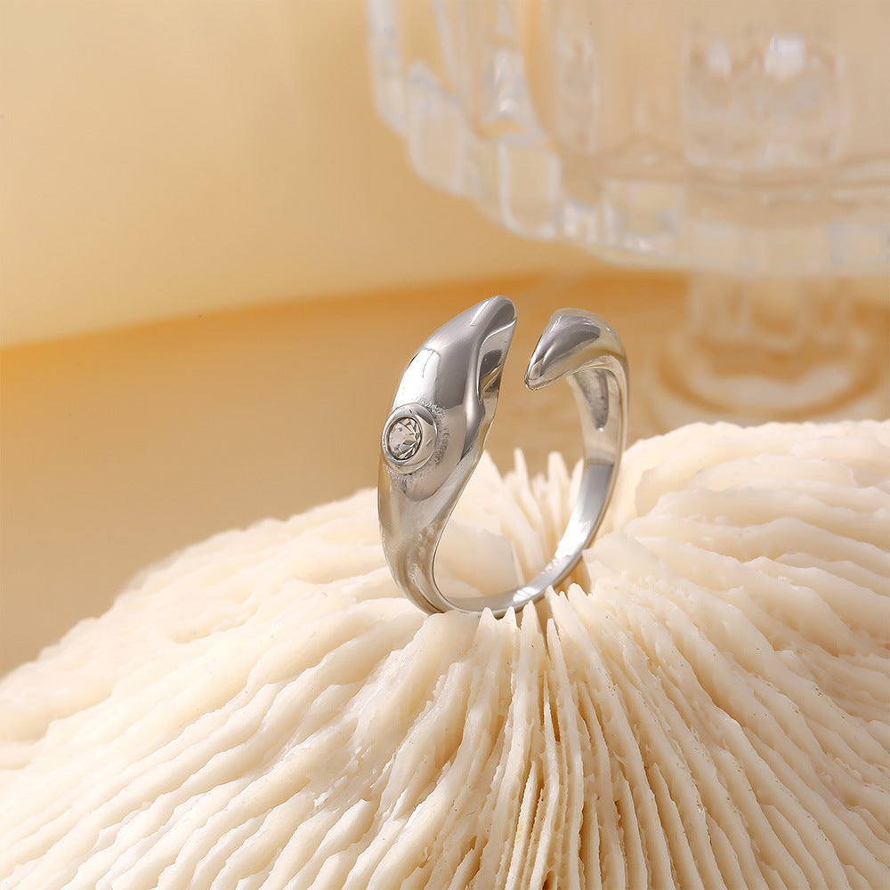 Damenring mit schickem Wellen-Design aus Titanstahl und funkelnden Strasssteinen Shop Nory