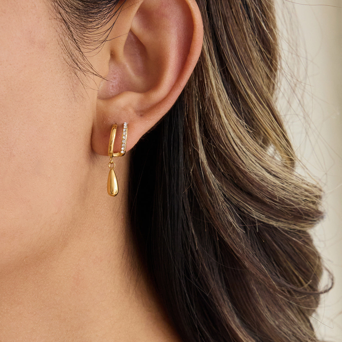 Damen Creolen mit funkelnden Kristallen und robustem Edelstahl Shop Nory