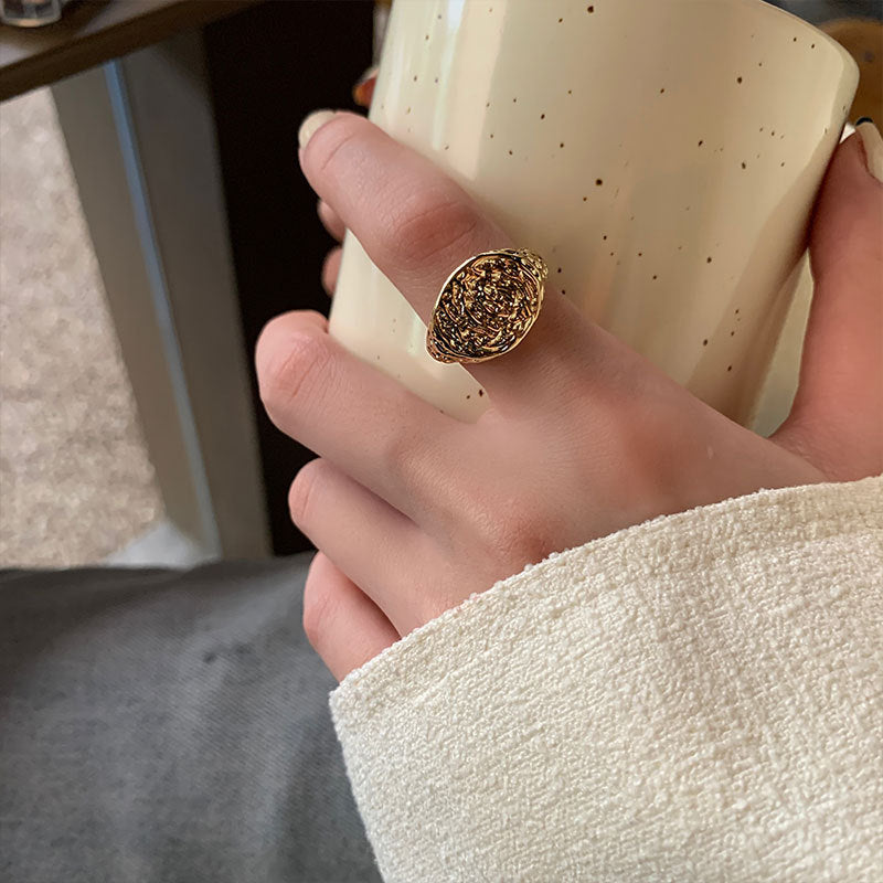Damen eleganter Ring mit bewegtem Wellenmuster und funkelnden Akzenten Shop Nory