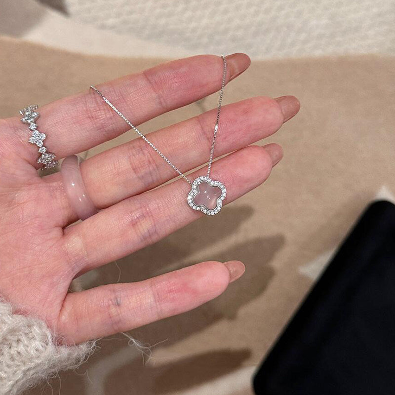 Damen Halskette mit funkelndem blütenförmigen Anhänger und hochwertigem Zirkonia-Besatz Shop Nory