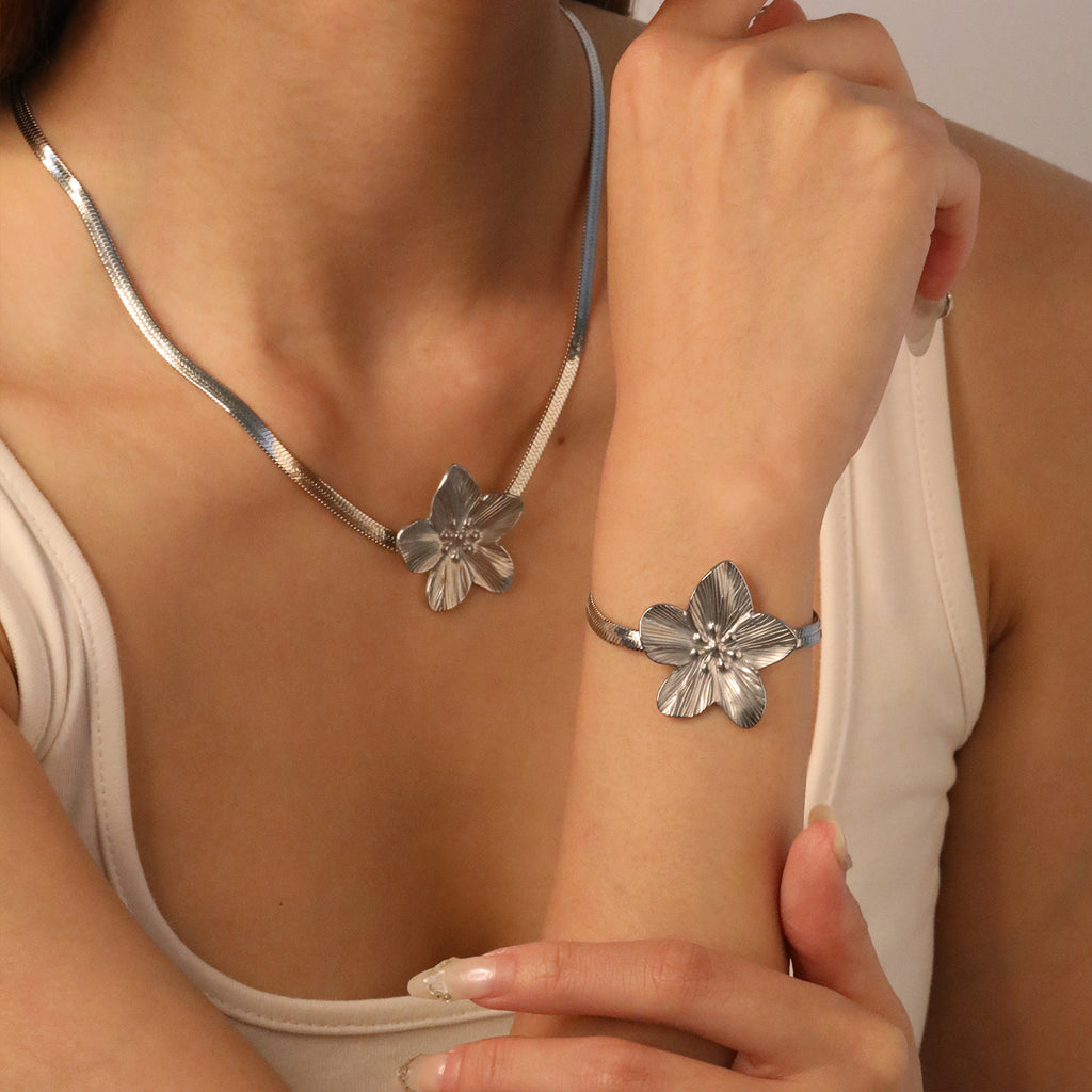 Damen Halskette mit kunstvollem Blumenanhänger aus hochwertigem Edelstahl Shop Nory
